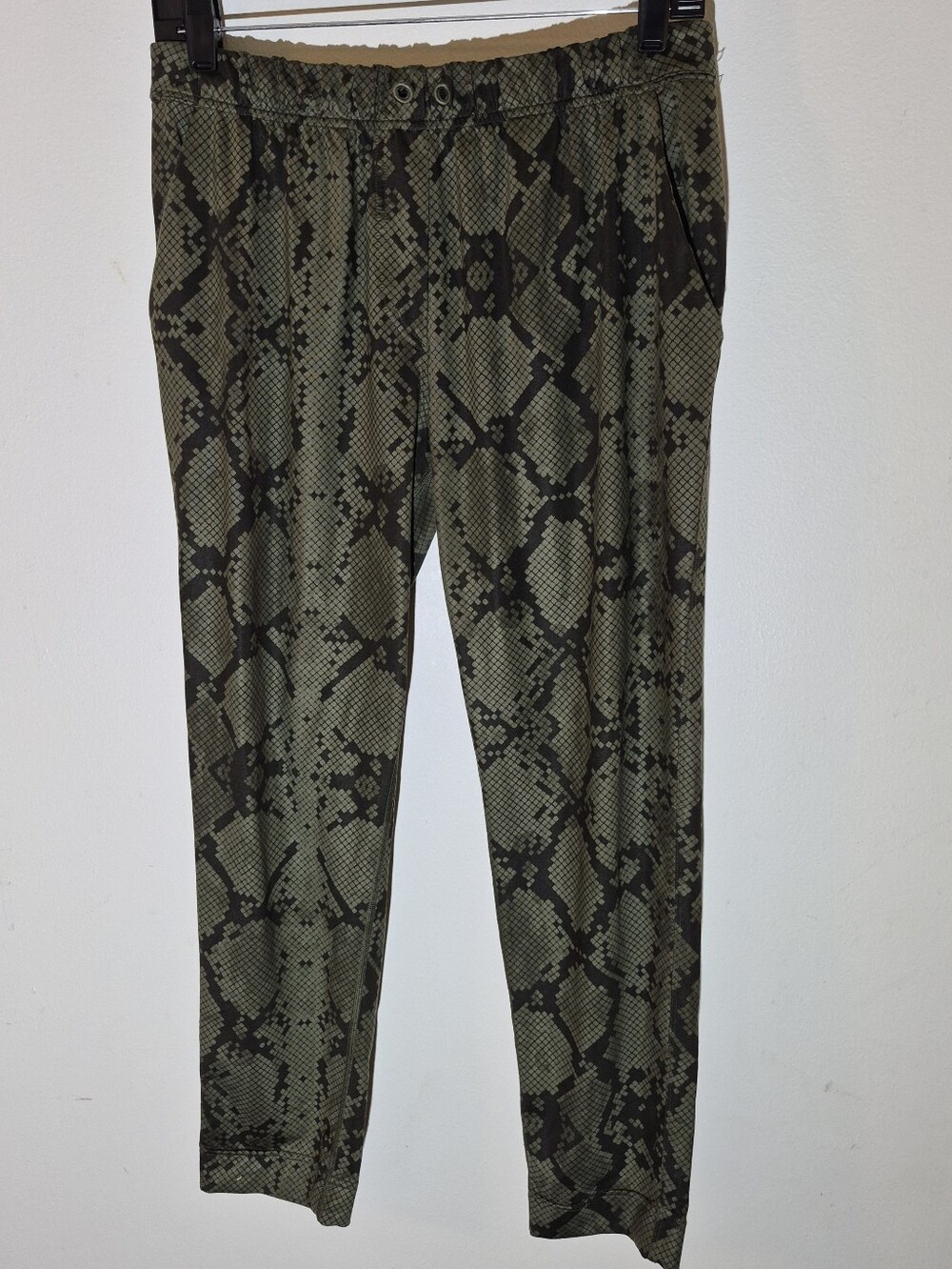 8) Lululemon Jet Crop Slim Ziggy Snake Fatigue Green Pants